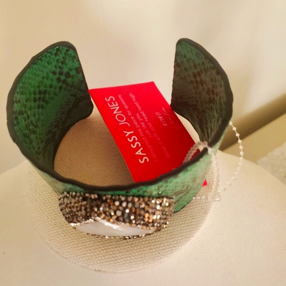 Statement cuff bracelet - Picture 4 of 5